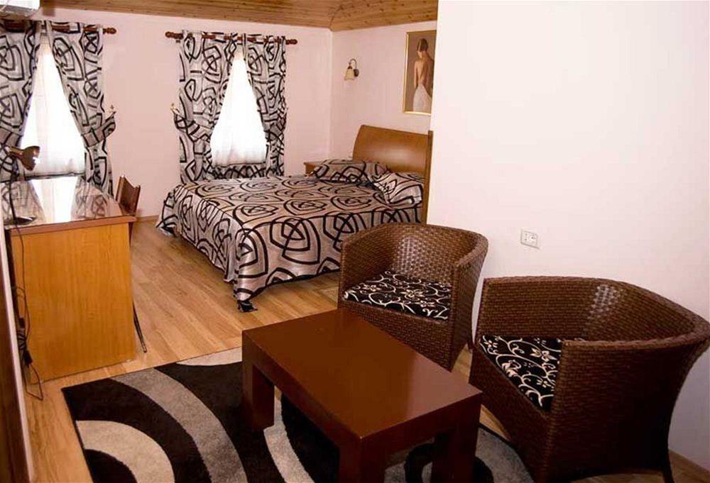 Hotel Villa Tafaj Тирана Экстерьер фото