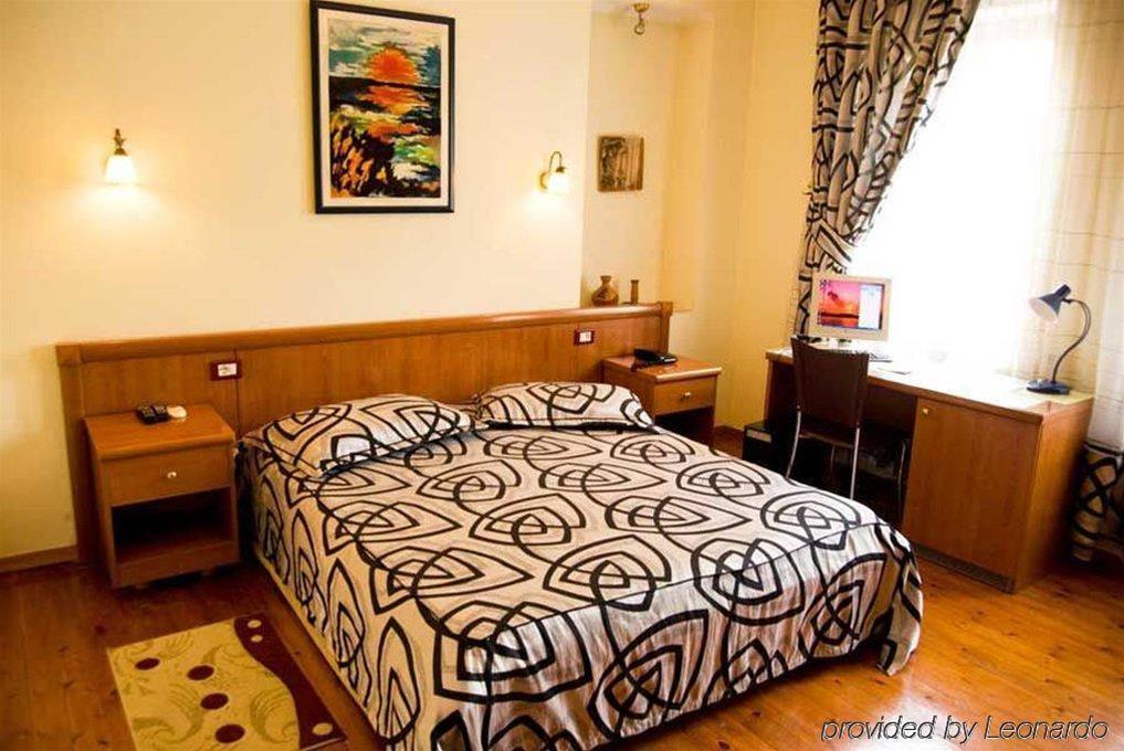 Hotel Villa Tafaj Тирана Экстерьер фото