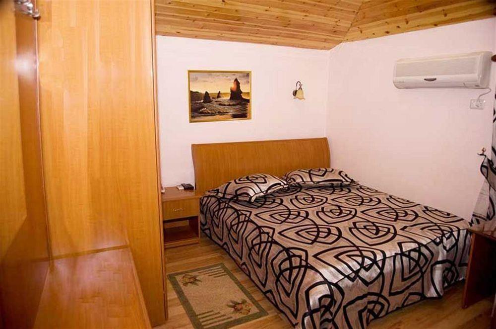 Hotel Villa Tafaj Тирана Экстерьер фото